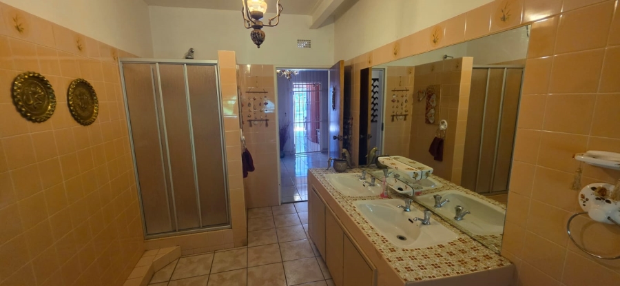 6 Bedroom Property for Sale in Wilkeville North West